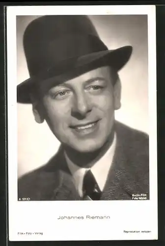 AK Schauspieler Johannes Riemann lächelnd mit Hut posierend