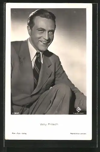AK Schauspieler Willy Fritsch lächelnd im Anzug posierend
