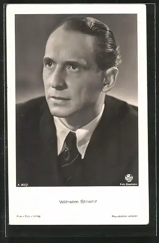 AK Schauspieler Wilhelm Strienz im Anzug posierend