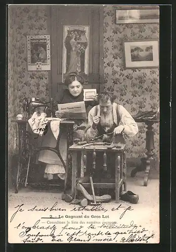 AK La Gagnant du Gros Lot, Schuhmacher bei der Arbeit, Frau sitzt an der Nähmaschine und liest Zeitung