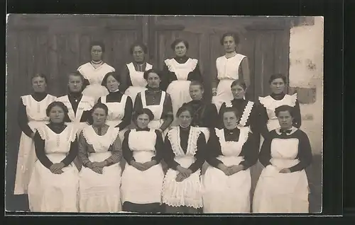 Foto-AK Dienstmädchen in Arbeitskleidung