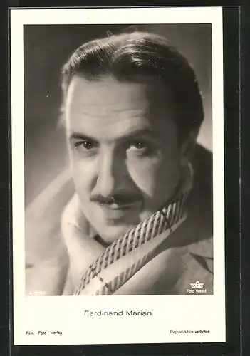 AK Schauspieler Ferdinand Marian mit Schal posierend