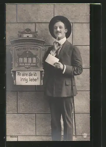 AK junger Mann steht mit einem Liebesbrief vor dem Briefkasten