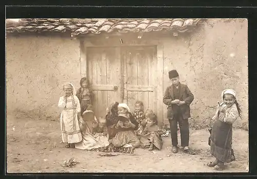 Foto-AK Mazedonien, mazedonische Kinder sitzen vor einem Haus