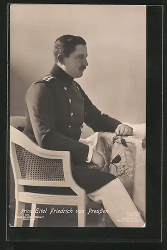 AK Prinz Eitel Friedrich von Preussen in Uniform sitzt auf einem Stuhl