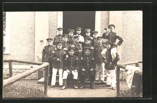 Foto-AK Militärmusiker in Uniform mit Schwalbennestern