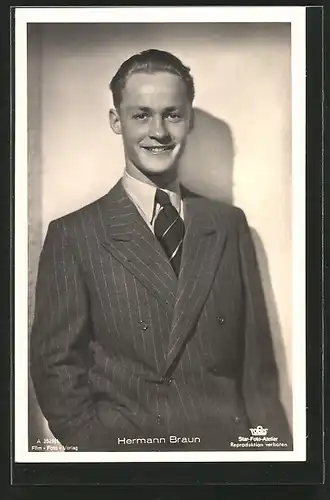 AK Schauspieler Hermann Braun lächelnd im Anzug posierend