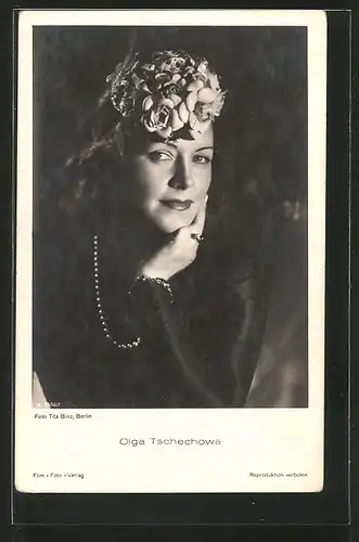 AK Schauspielerin Olga Tschechowa mit Blumenschmuck im Haar