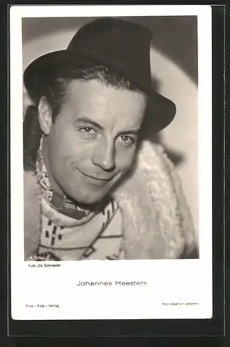 AK Schauspieler Johannes Heesters lächelnd mit Hut posierend
