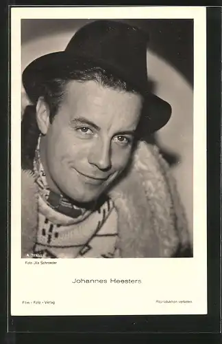 AK Schauspieler Johannes Heesters lächelnd mit Hut posierend