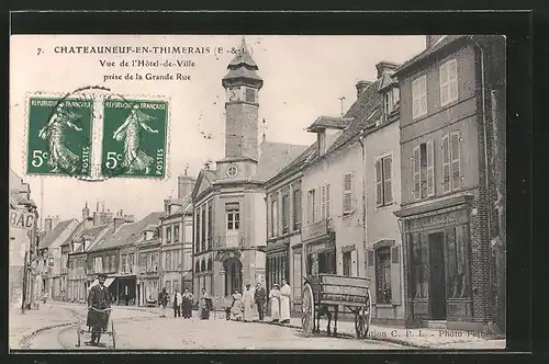 AK Chateauneuf-en-Thimerais, Vue de l'Hotel de Ville prise de la Grande Rue