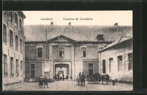 AK Cambrai, caserne de Cavalerie, Kinder vor Kaserne