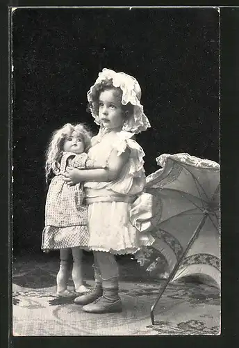 AK Kleines Mädchen mit Puppe und Sonnenschirm