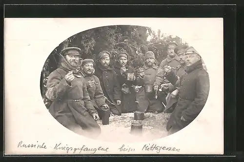 Foto-AK Russische Kriegsgefangene beim Mittagessen