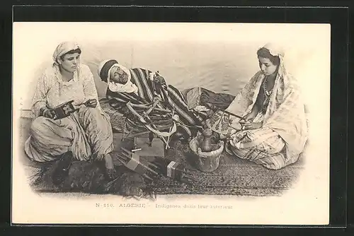 AK Algérie, Indigènes dans leur interieur, Nordafrikaner mit Zigarette, Mokka und Frauen