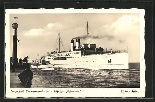 AK Warnemünde, Fährschiff Schwerin beim Einlaufen