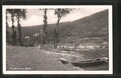 AK Zwingenberg, Ruderboot am Ufer des Neckar, Blick zum Ort