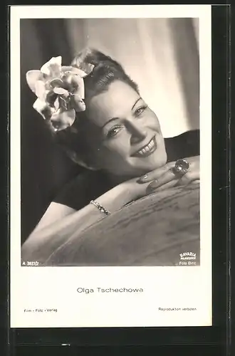 AK Schauspielerin Olga Tschechowa lächelnd in Kameras blickend