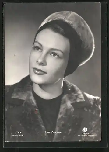 AK Schauspielerin Ilse Werner mit Pelzhut posierend