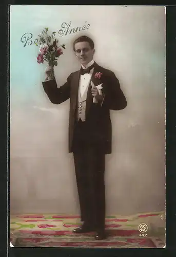 Foto-AK P. C. Paris: "Bonne Année!", Kavalier mit Blumenstrauss