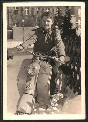 AK Junge auf NSU-Lambretta Motorroller im Winter
