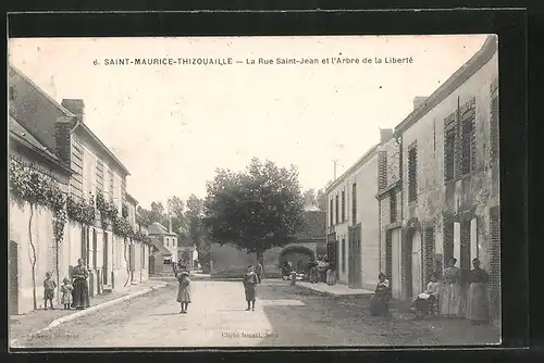AK Saint-Maurice-Thizouaille, la Rue Saint-Jean et l'Arbre de la Liberté