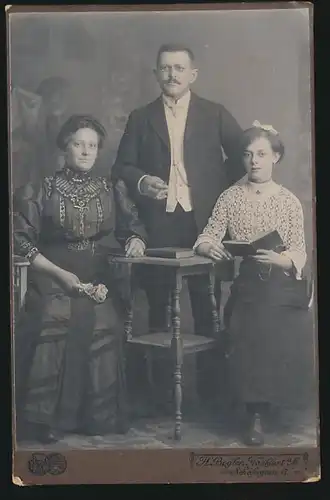 Fotografie H. Bogler Frankfurt, Portrait eines Paares mit Tochter, Vater mit Zigarre, Tochter mit Buch, Mutter mit Rosen