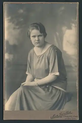 Fotografie Max Günther Landstuhl, Portrait einer jungen Frau mit Armbanduhr