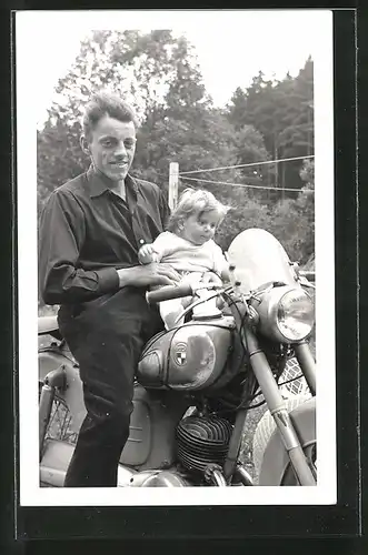Foto-AK Vater mit Kind auf seinem Puch-Motorrad