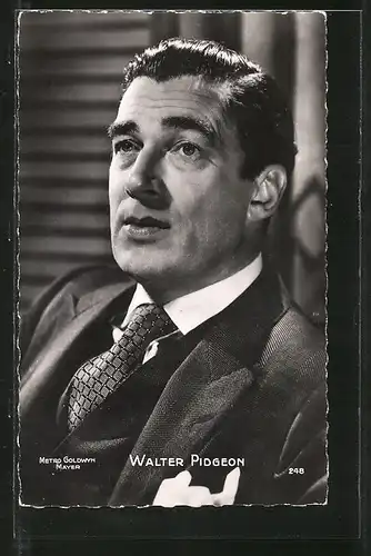 AK Schauspieler Walter Pidgeon im Anzug porträtiert