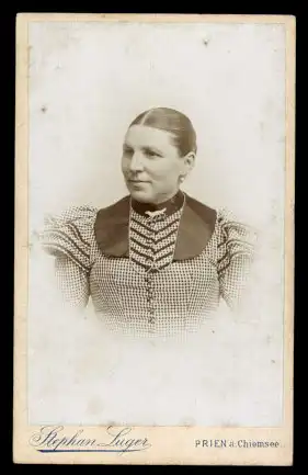 Fotografie Stephan Luger Prien, Portrait Edeldame mit Schmuck, Brosche in Hundeform