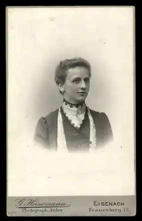 Fotografie G. Heinemann Eisenach, Portrait Dame elegant gekleidet mit Spitze