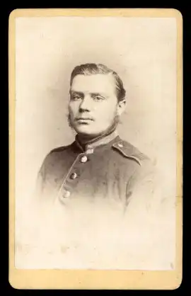 Fotografie Carl Dittrich Dresden, Portrait deutscher Unteroffizier in Uniform mit Schulterstück Regiment 105