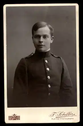 Fotografie Friedrich Schiller Wien, Portrait junger Soldat in Uniform