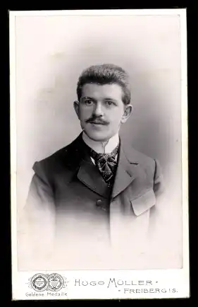 Fotografie Hugo Müller Freiberg, Portrait Mann im Anzug mit Krawatte