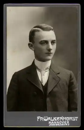 Fotografie Fr. Walkenhorst Hannover, Portrait junger Mann trägt Anzug mit Krawatte