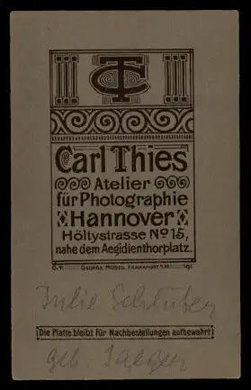 Fotografie Carl Thies Hannover, Portrait Edeldame mit Schmuck Halskette & Brosche