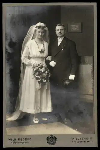 Fotografie Wilh. Redeke Hildesheim, Portrait Hochzeitspaar, Braut im Brautkleid, Bräutigam im Anzug mit Zylinder - Hut