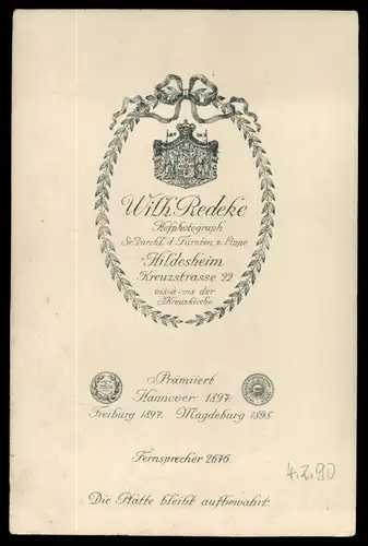 Fotografie Wilh. Redeke Hildesheim, Portrait Hochzeitspaar, Braut im Brautkleid, Bräutigam im Anzug mit Zylinder - Hut
