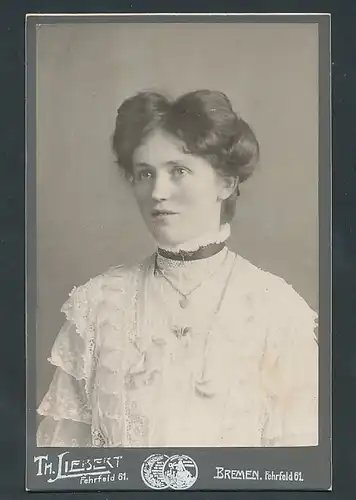 Fotografie Th. Liebert Bremen, Portrait hübsche Frau trägt weisse Bluse mit Spitze, Halskette