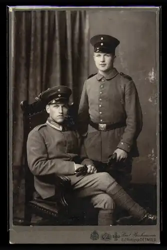Fotografie Paul Beckmann Detmold, Portrait dt. Soldat & Offizier in Uniform mit Wickelgamaschen