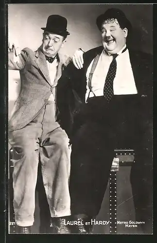 AK Schauspieler Stan Laurel & Oliver Hardy im Kostüm als Dick & Doof