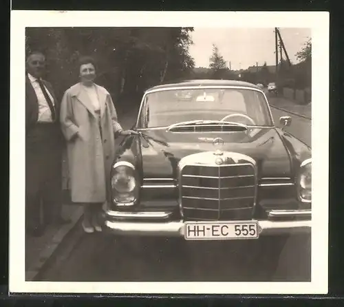 Fotografie Auto Mercedes Benz, Paar posiert stolz neben Limousine