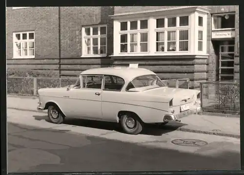 Fotografie Auto Opel, PKW parkt vor Reihenhaus