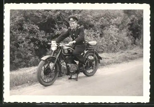 Fotografie Motorrad AWO, Polizei KVP in Uniform auf Krad