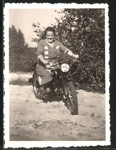 Fotografie Motorrad DKW, 125ccm, Frau im Kleid fährt Krad