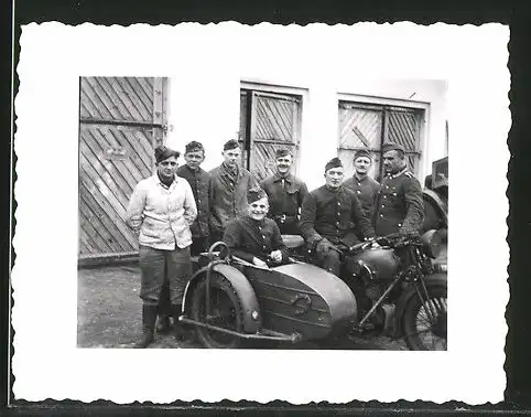 Fotografie Motorrad mit Seitenwagen, Soldaten der Wehrmacht in Uniform am Gespann