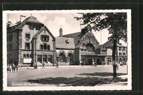 AK Eisenach, Bahnhof mit Passanten