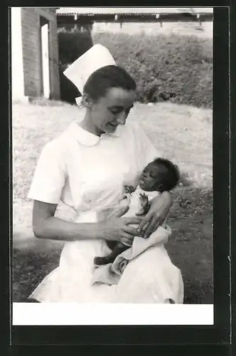 Foto-AK Karatu, Schwester Christine Bohne mit einem afrikanischen Kind, Missionarin