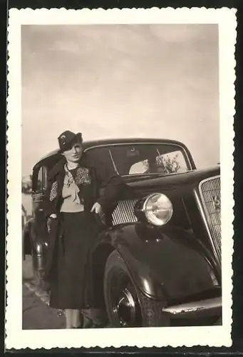 Fotografie Auto Opel 6, Dame mit Hut lehnt am PKW